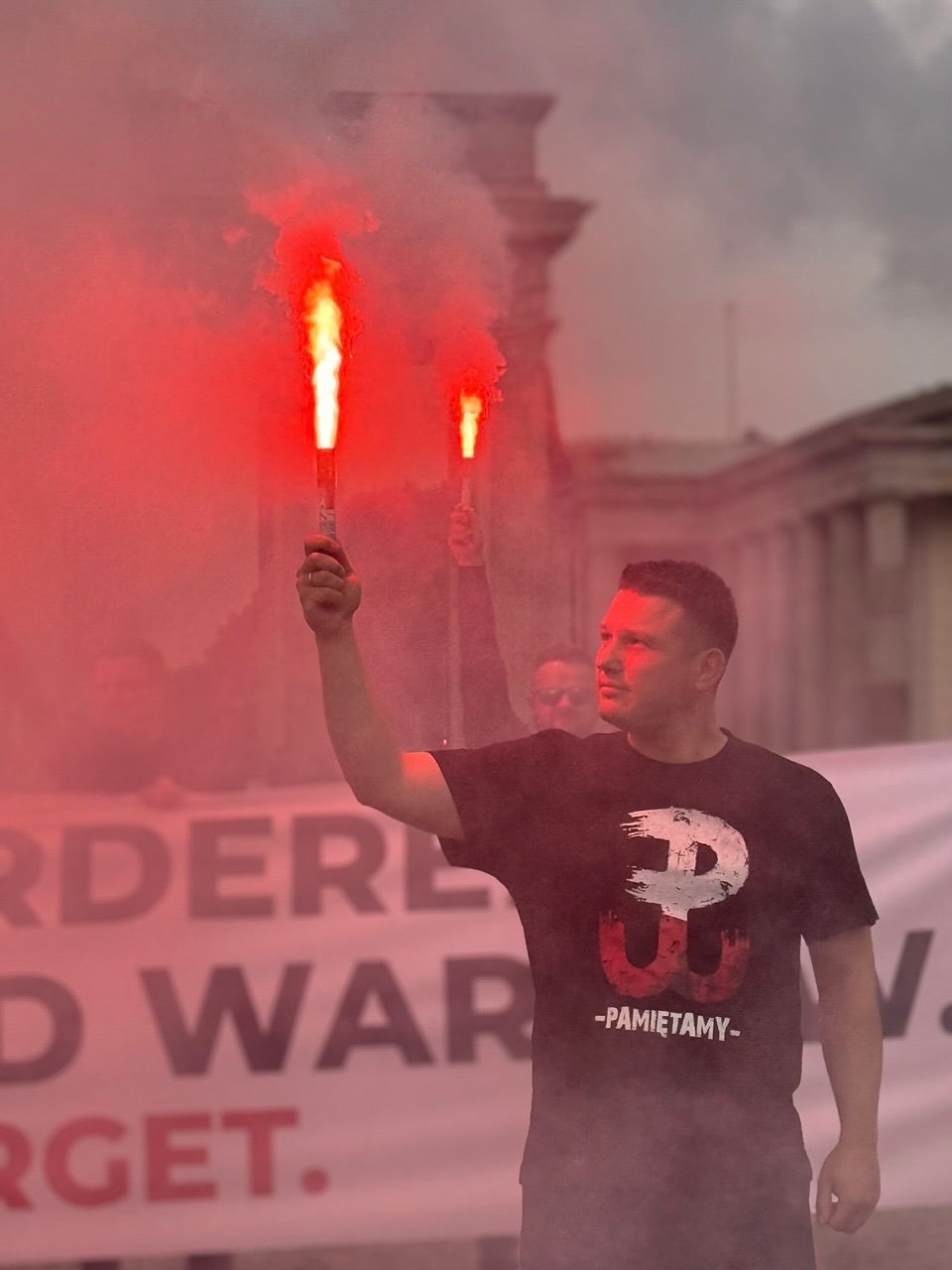 Sławomir Mentzen z politykami Nowej Nadziei odpala race w Berlinie w rocznicę Powstania Warszawskiego