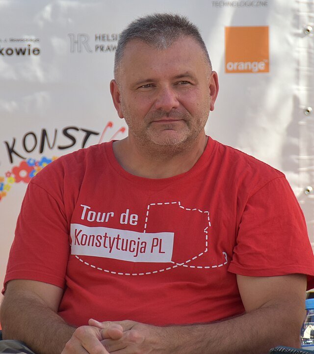 Waldemar Żurek w czerwonej koszulce w czasie Tour de Konstytucja