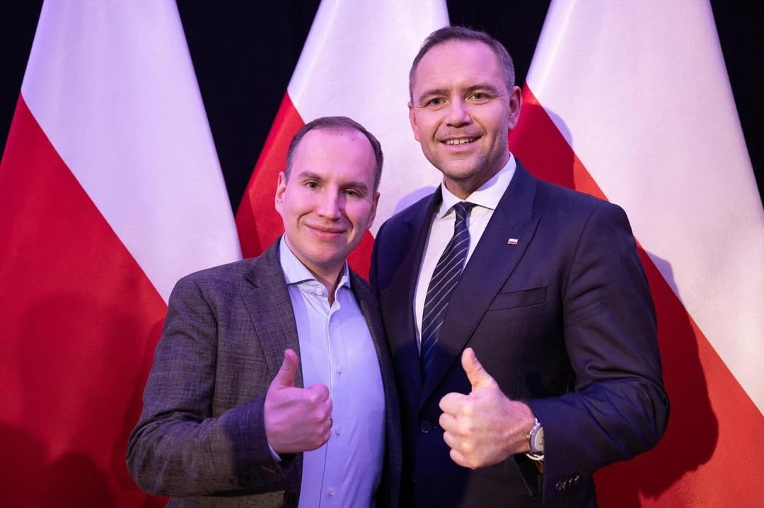 Uśmiechnięci Adam Andruszkiewicz z Karolem Nawrockim z kciukami w górze