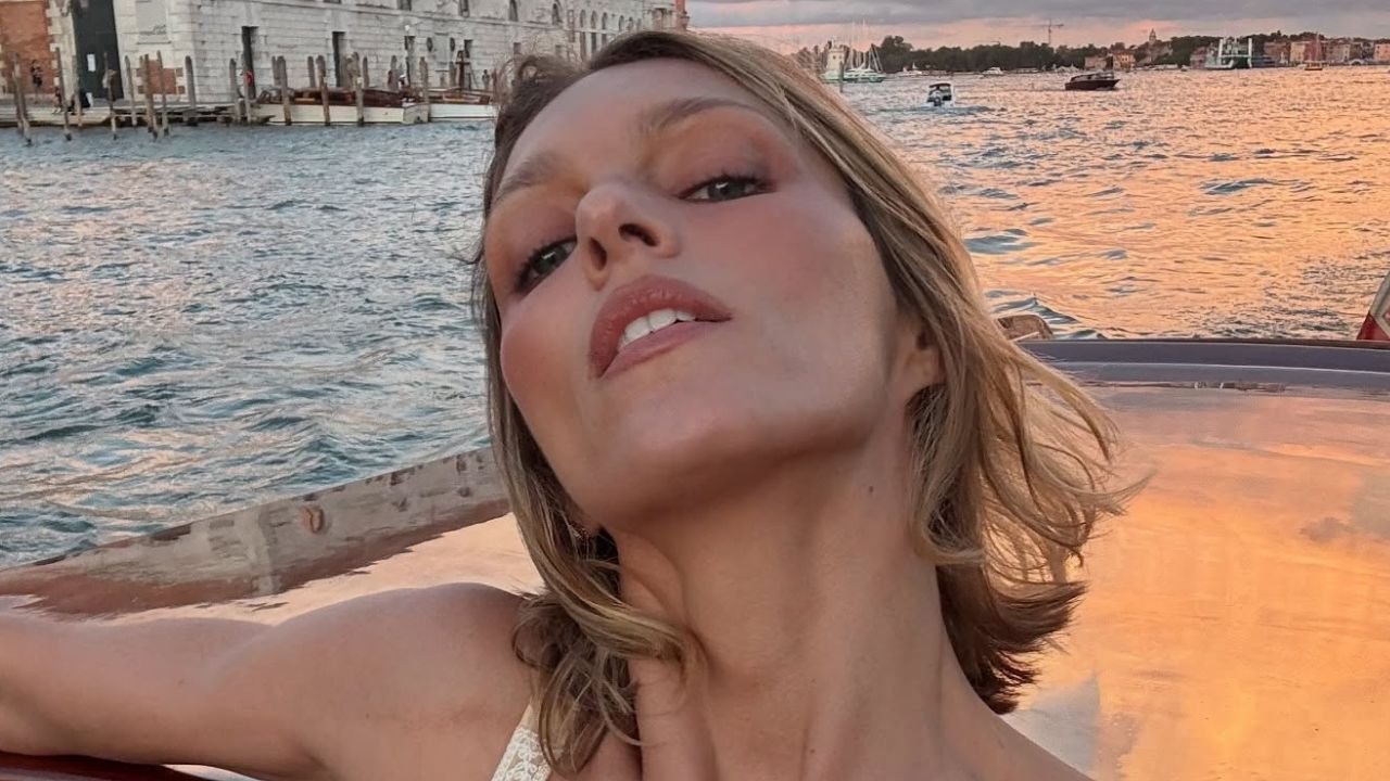 Anja Rubik topless na nadmorskich skałach. Ten jeden graficzny szczegół na kadrach zmienia wszystko [zdjęcie]