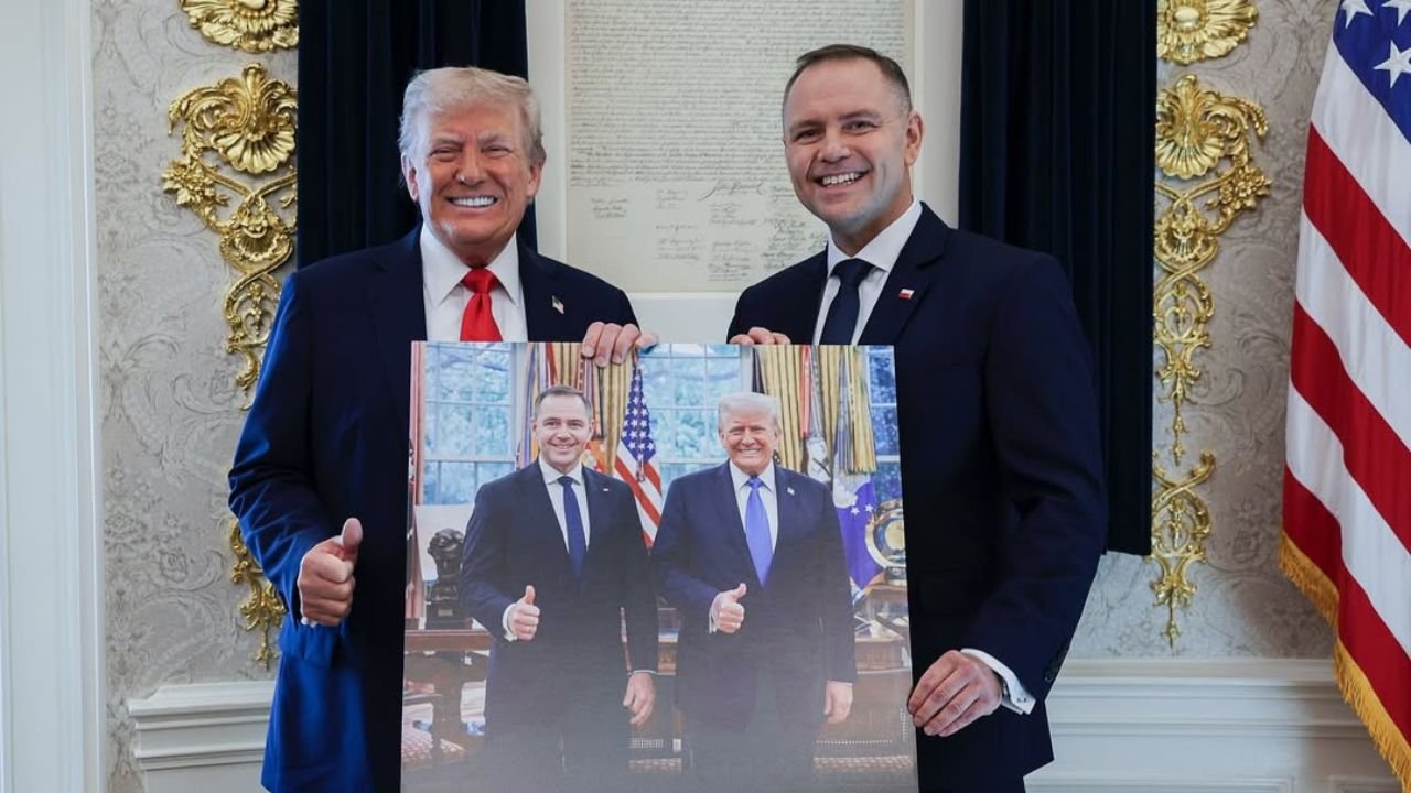 Donald Trump I Karol Nawrocki z ich zdjęciem z kampnii prezydenckiej Karola Nawrockiego