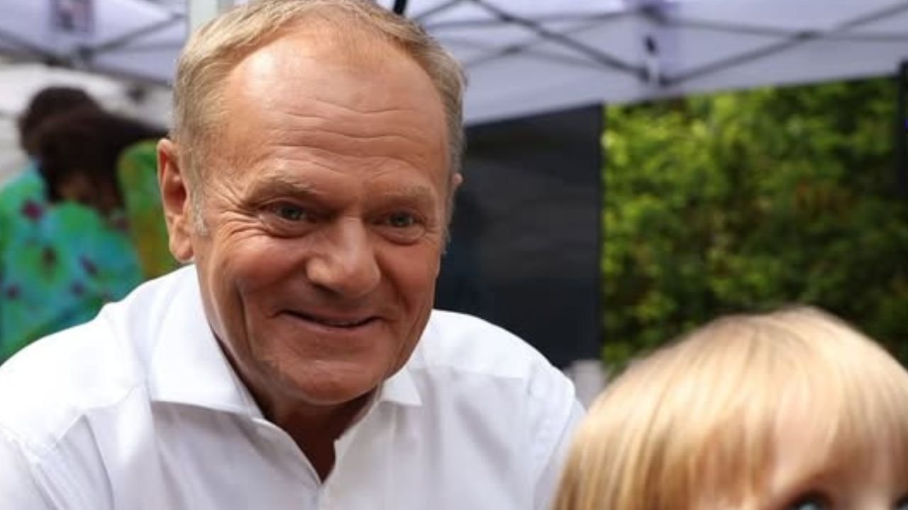 Archiwalne zdjęcie z domu Donalda Tuska obiegło internet. Fani poruszeni "Przystojniaczek"