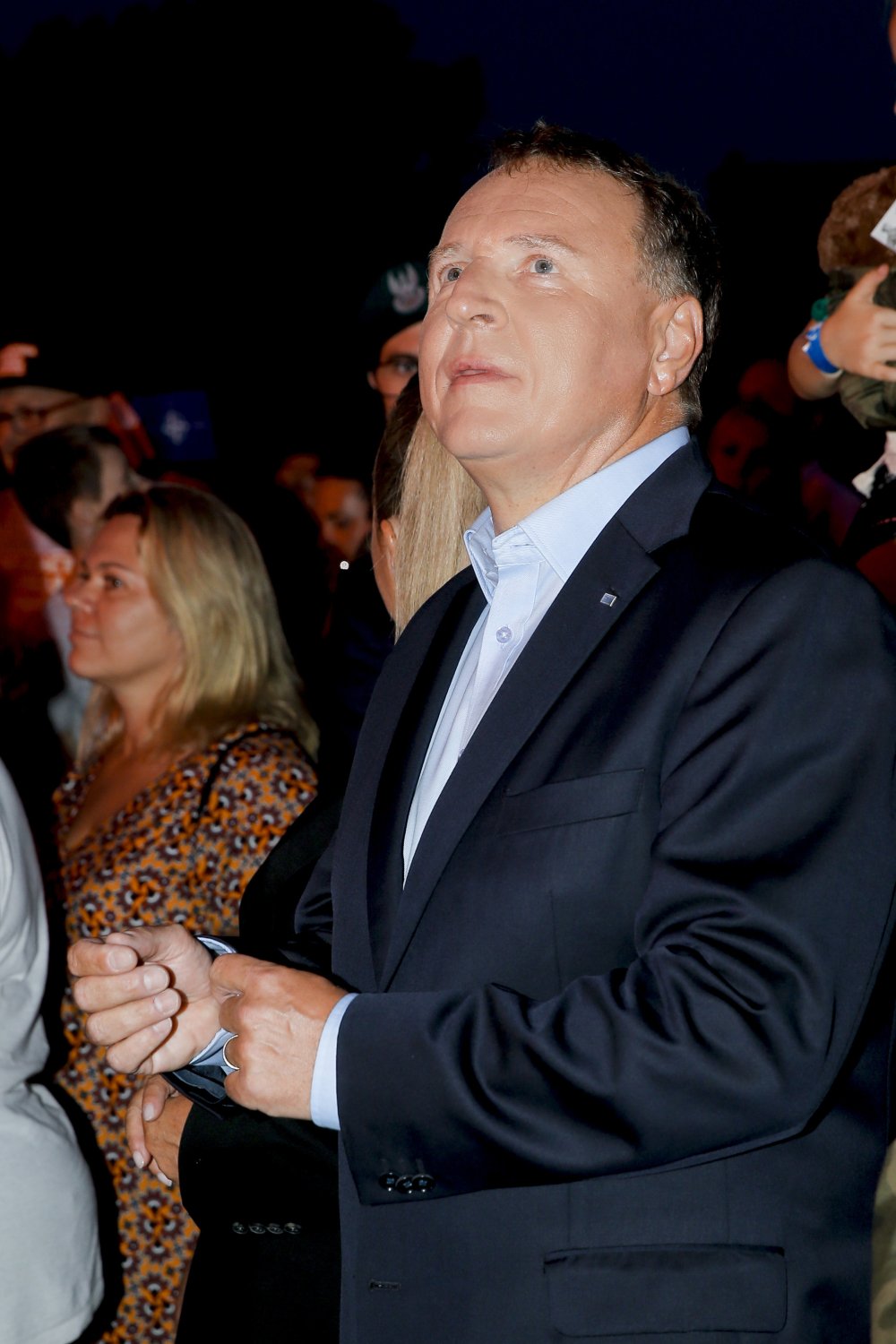 Jacek Kurski w błękitnej koszuli i garniturze