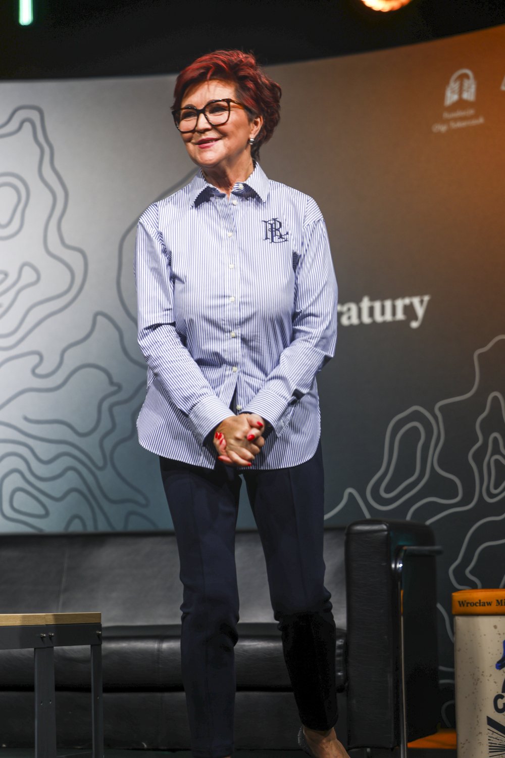 Jolanta Kwaśniewska w granatowych spodniach