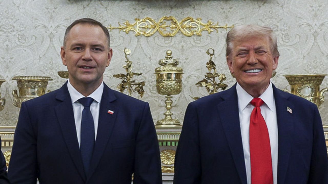 zbliżenie na twarze Karola Nawrockiego i Donalda Trumpa