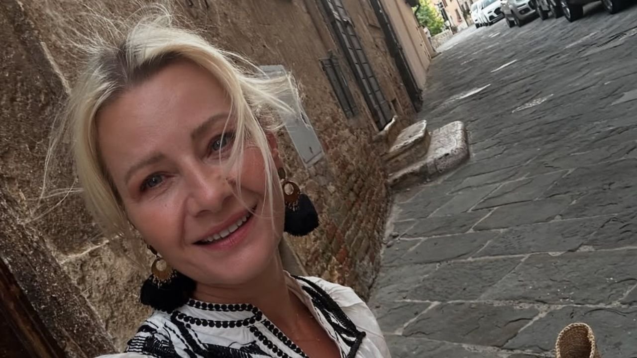 54-letnia Małgorzata Kożuchowska pozuje w skąpym opalaczu. Wygląda jak nastolatka. Ktoś pisze: "Figura uczennicy"