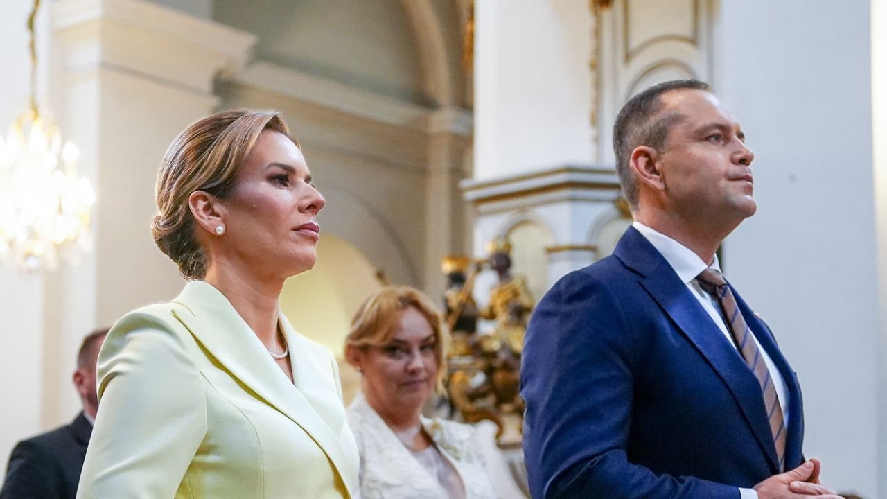 Marta Nawrocka gra nóżką w kościele. Odsłoniła nogi do nieba i wyeksponowała swoje wdzięki