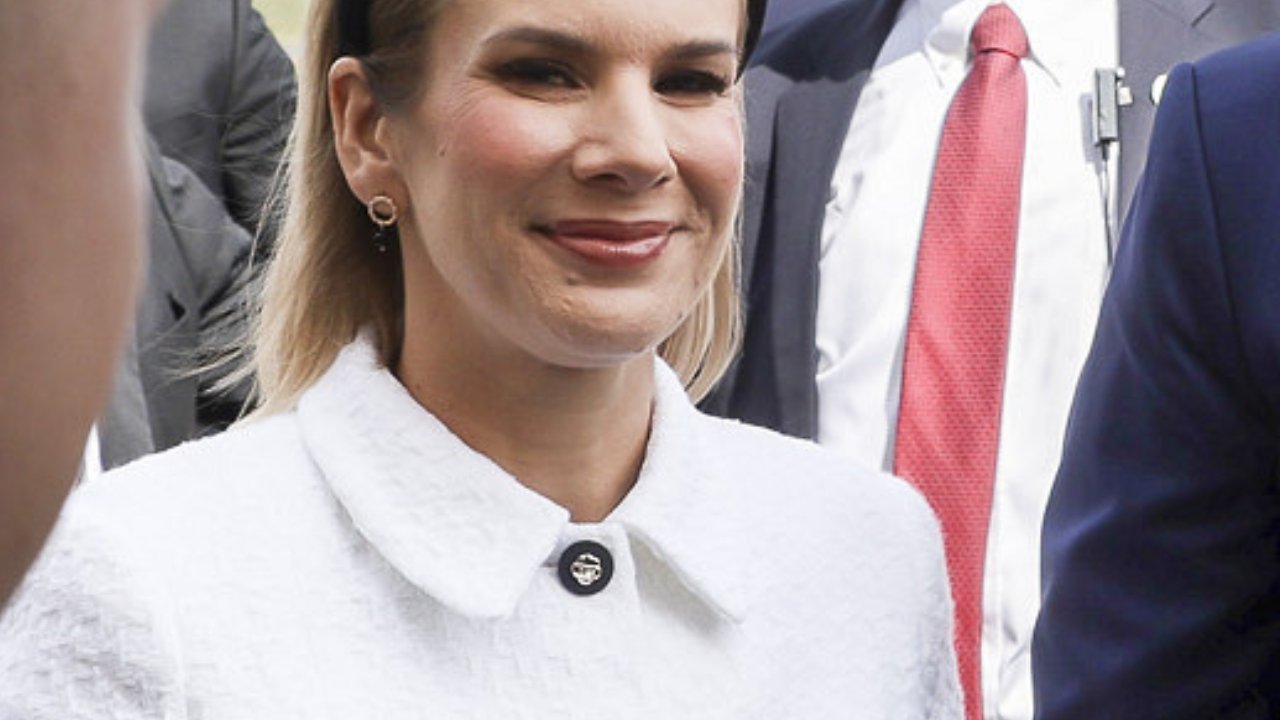 Marta Nawrocka wyeksponowała figurę w sukience od znanej celebrytki. Cena? Przygotujcie się na zaskoczenie