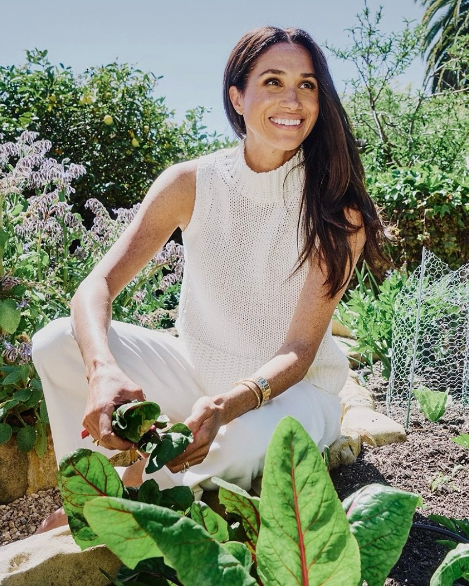 Meghan Markle w białej bluzce