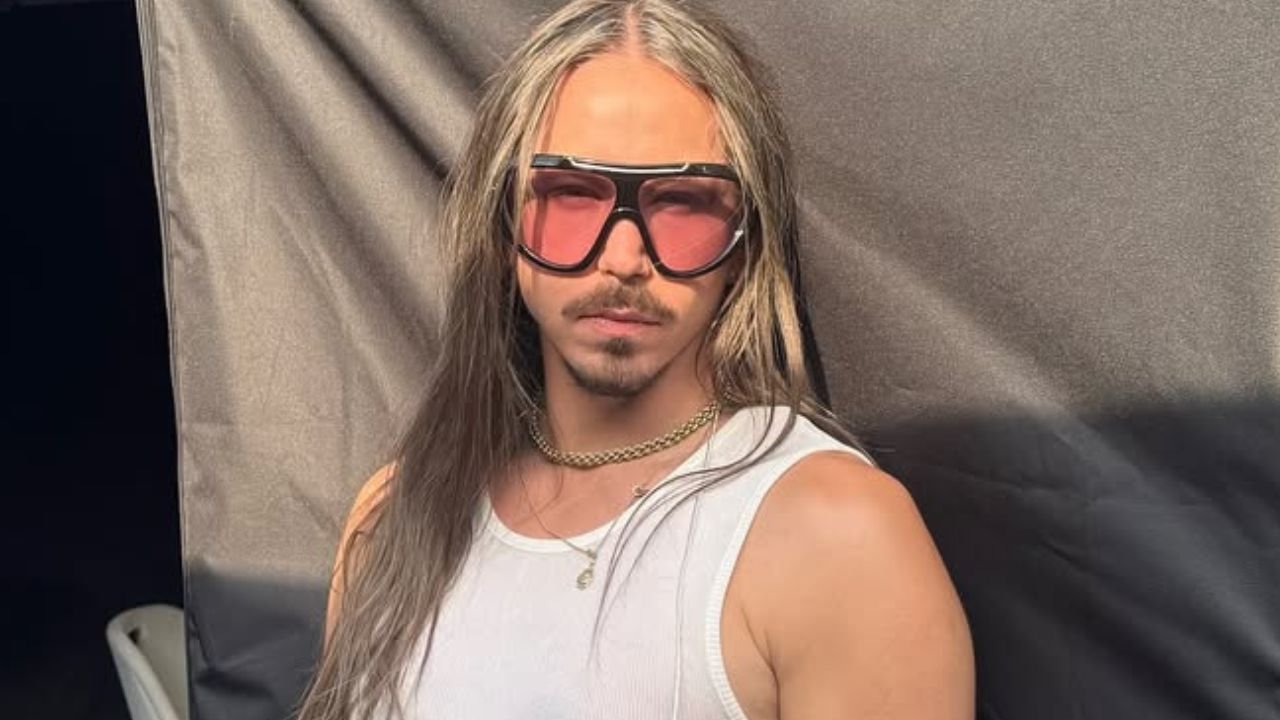 Rozgogolony Michał Szpak wił się na rurze na darmowym koncercie. Fani zamarli [wideo]