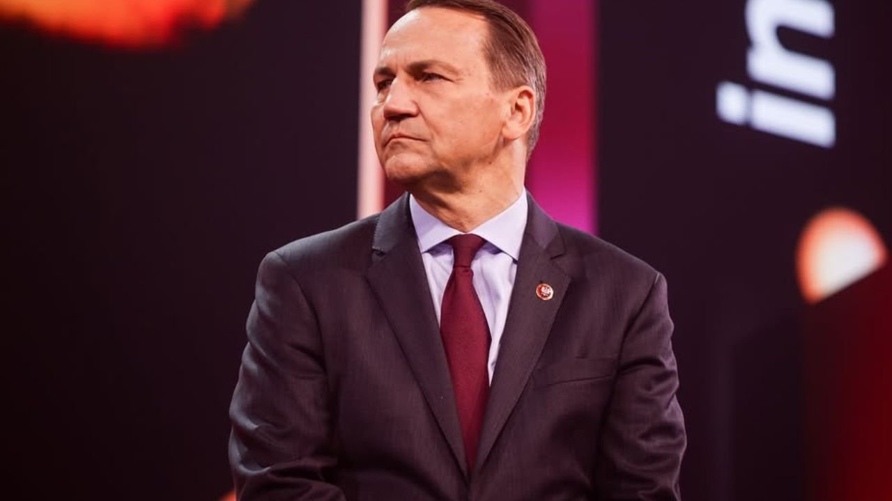 Radosław Sikorski w ciemnym garniturze