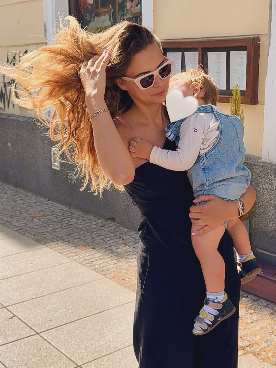 Sandra Kubcka z synem Leonardem na rękach