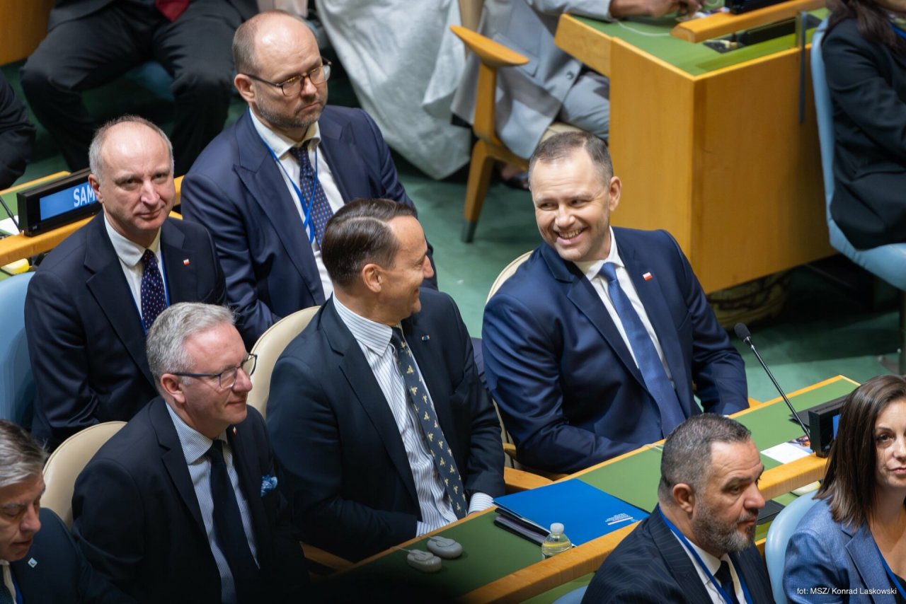 Radosław Sikorski i Karol Nawrocki śmieją się przed sesją ONA w Nowym Jorku USA