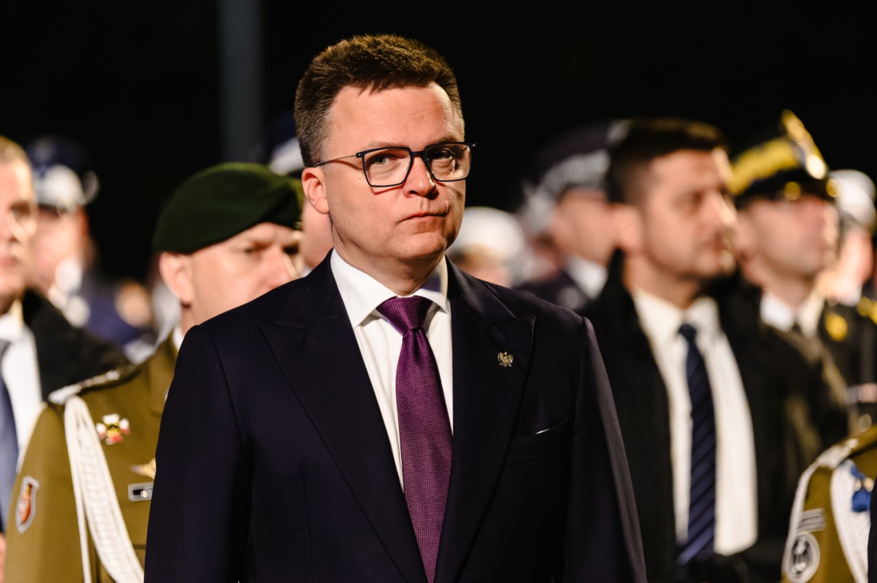 Szymon Hołownia w czarnym garniturze