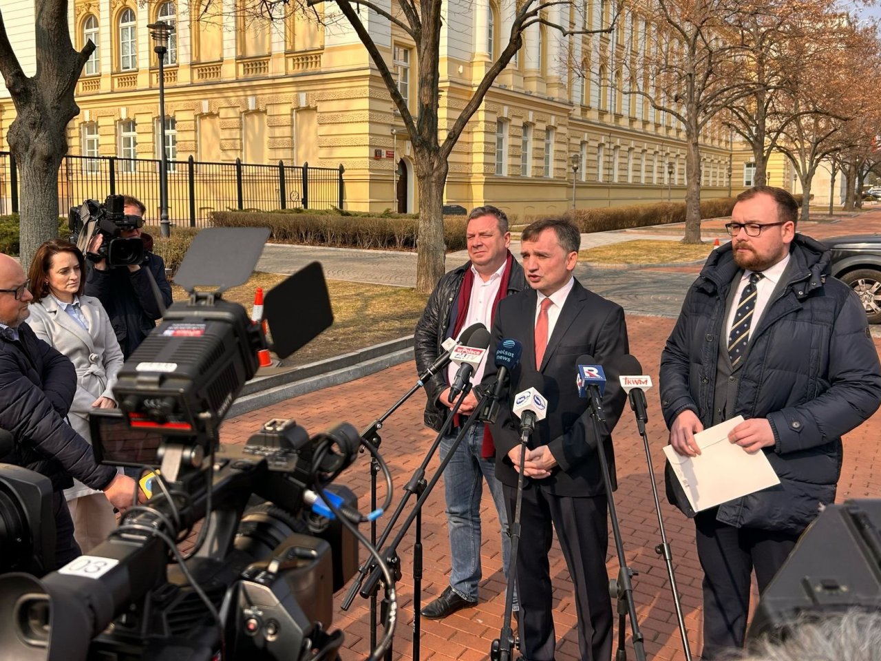 Zbigniew ZIobro na ulicznej konferencji prasowej