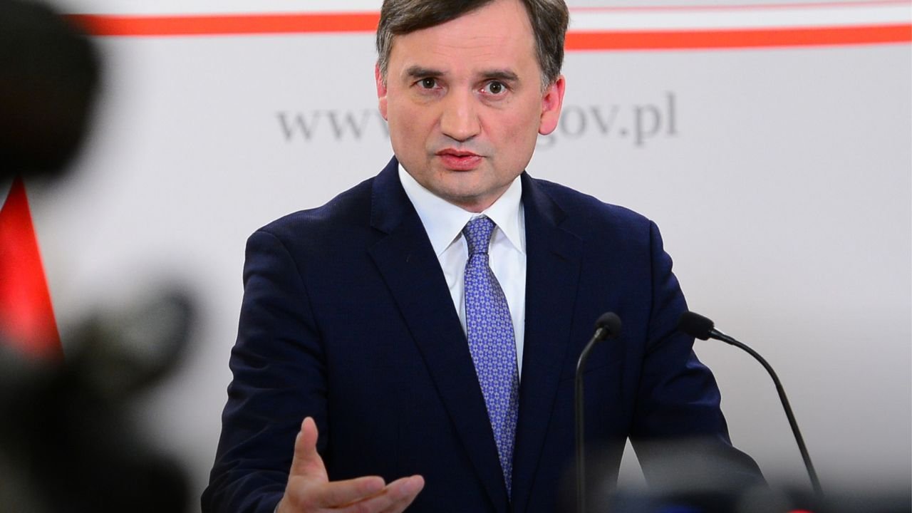 Sąd wydał nakaz zatrzymania Zbigniewa Ziobry. "Policja ma go doprowadzić"