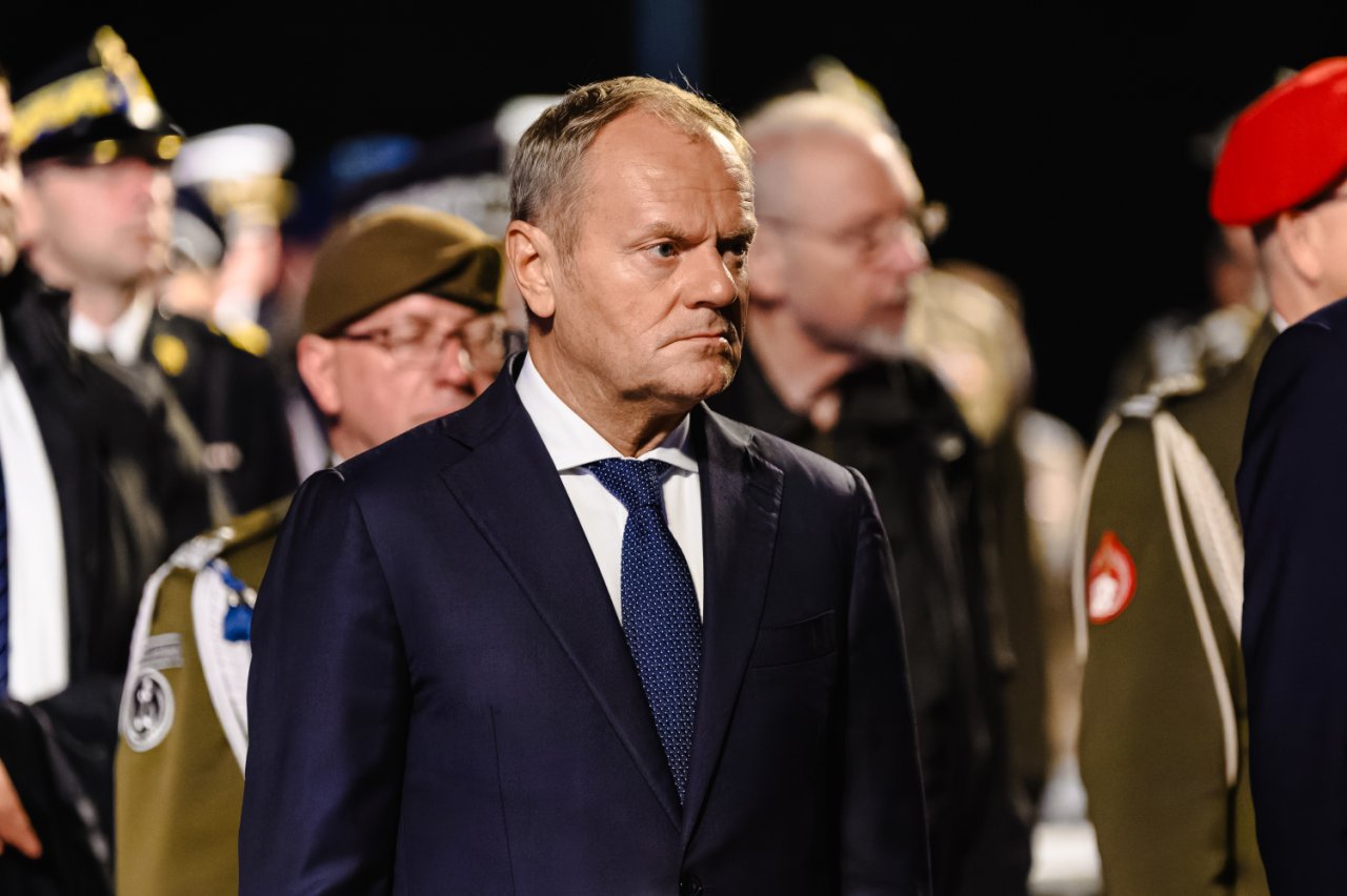 Donald Tusk w trakcie uroczystości z udziałem wojska