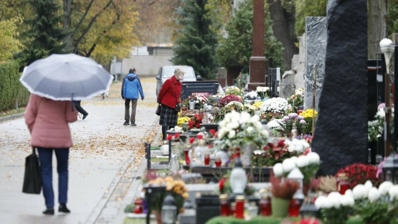 Jeden błąd przy grobie kosztuje 5000 zł. Polacy robią to nagminnie, a policja tylko czeka
