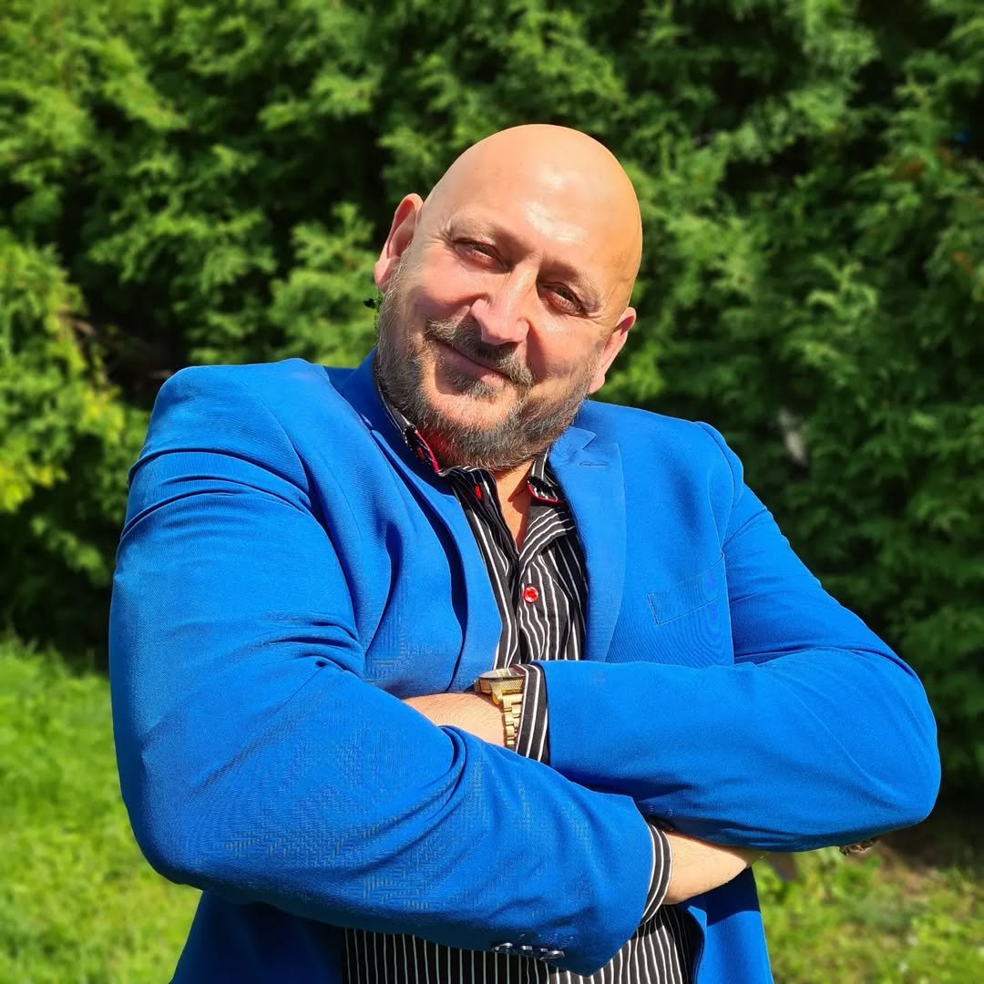 Jacek Wójcik w niebieskiej marynarce
