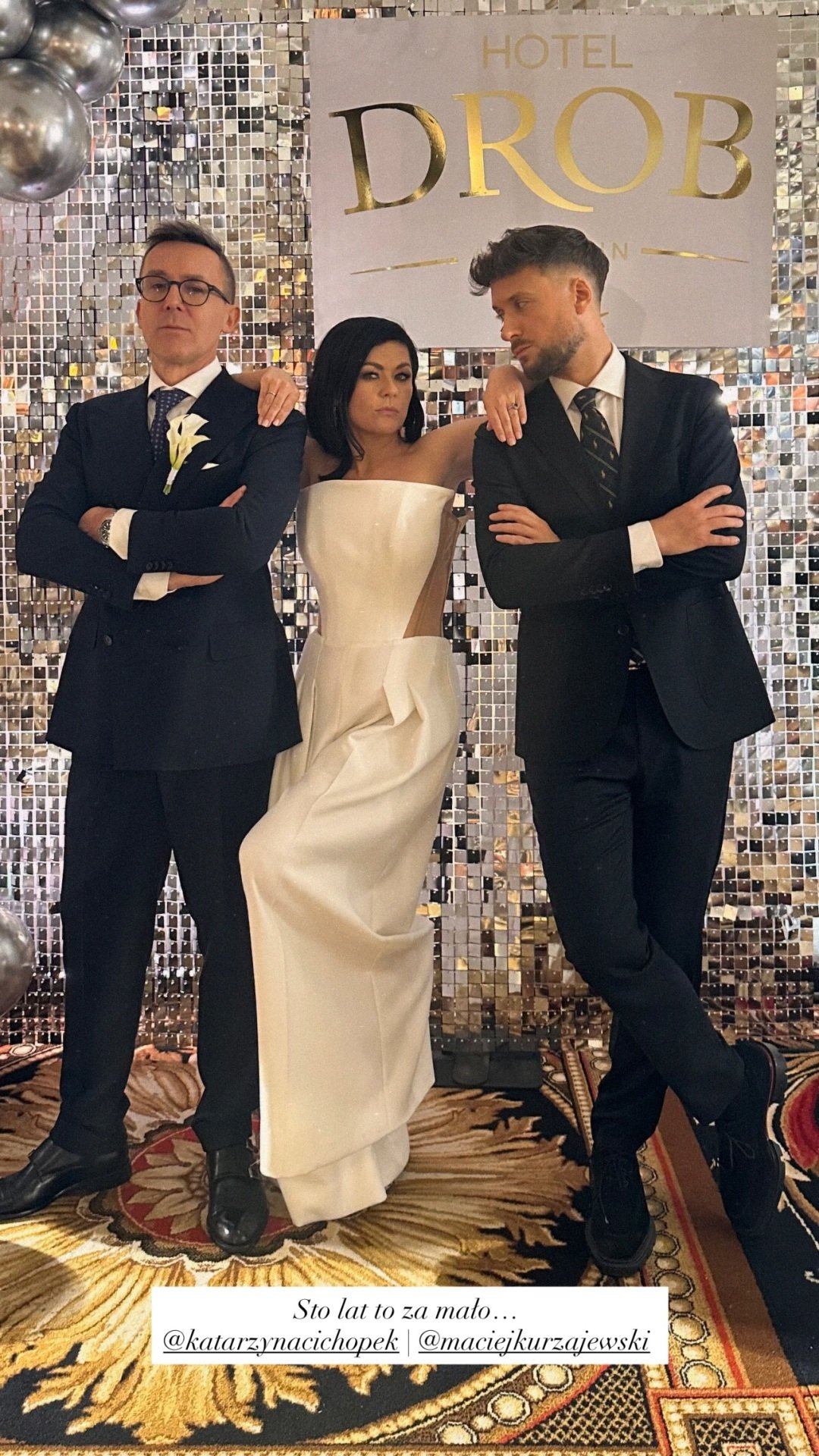 Maciej Kurzajewski, Katarzyna Cichopek, Aleksander Sikora pozują na weselu