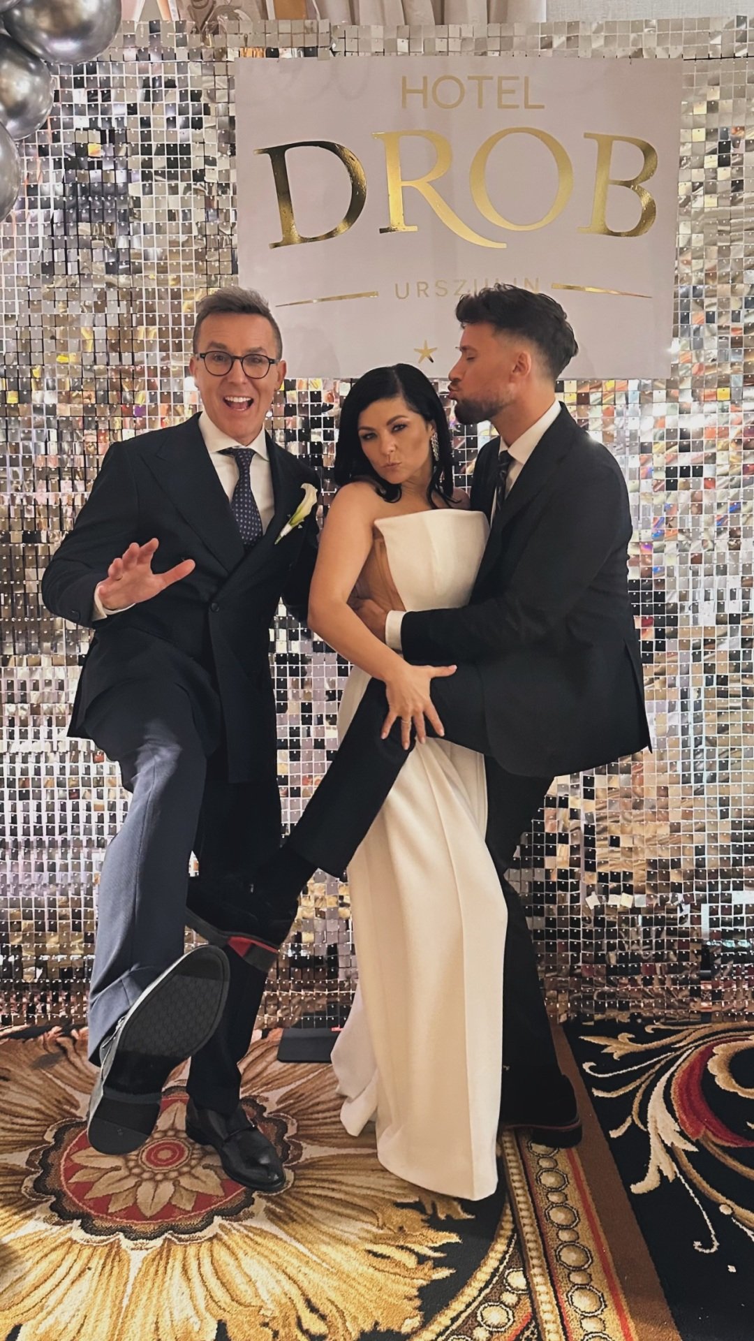 Maciej Kurzajewski, Katarzyna Cichopek, Aleksander Sikora pozują na weselu