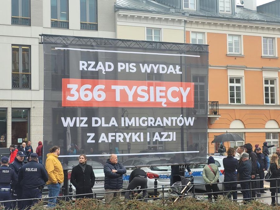 Baner Konfederacji o aferze wizowej na marszu PiS