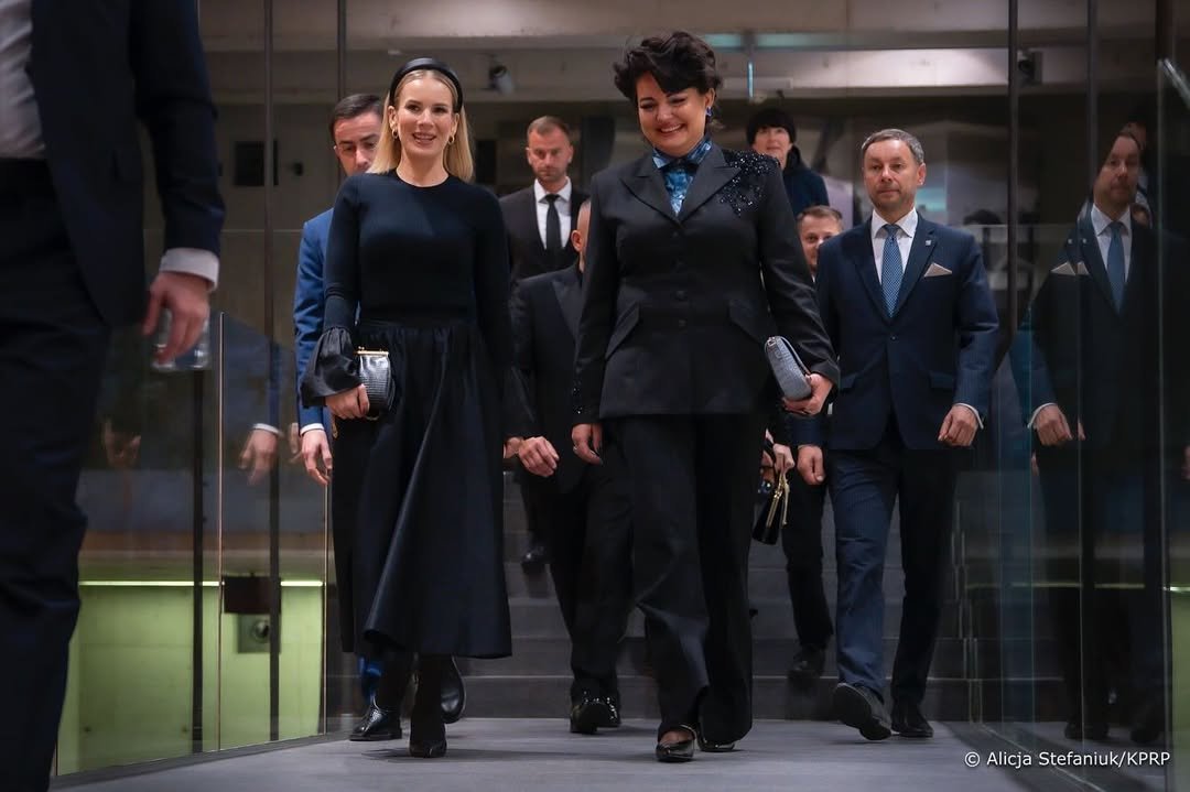 Marta Nawrocka w czarnej sukience