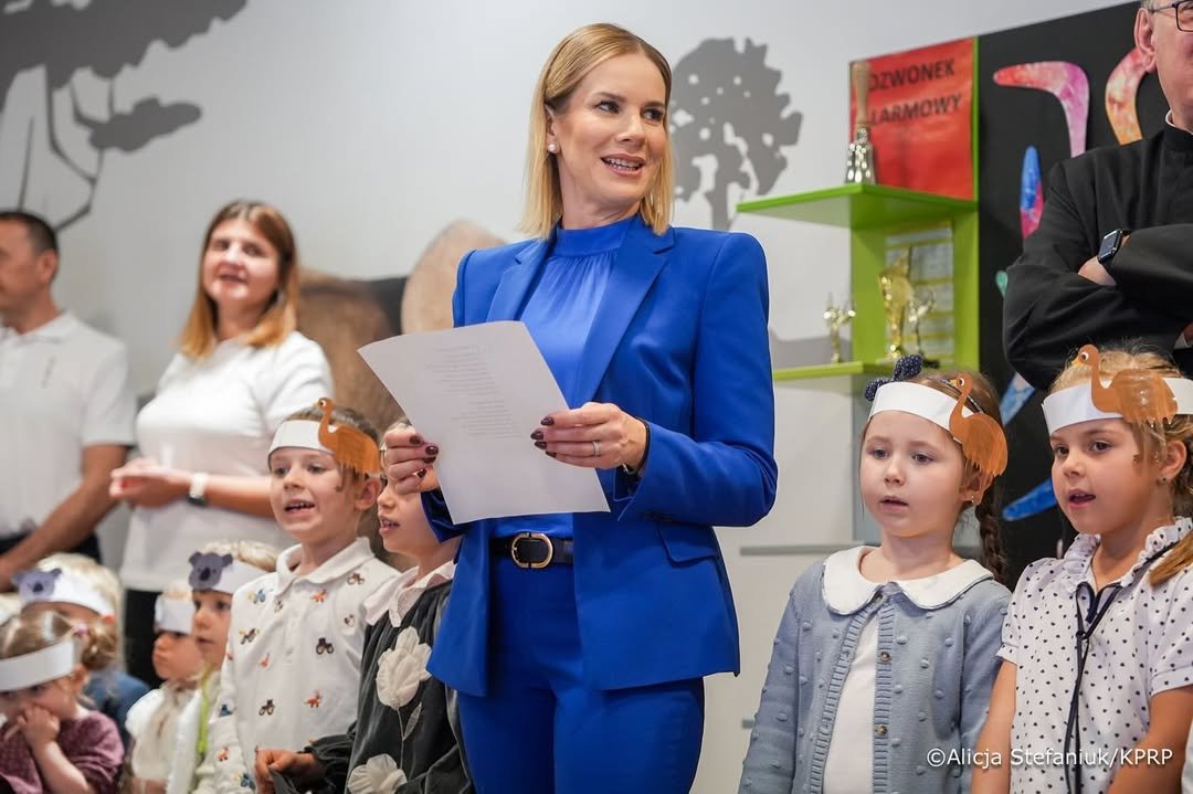 Marta Nawrocka w garniturze