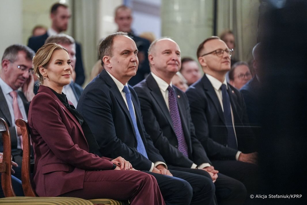 marta nawrocka w bordo garniturze