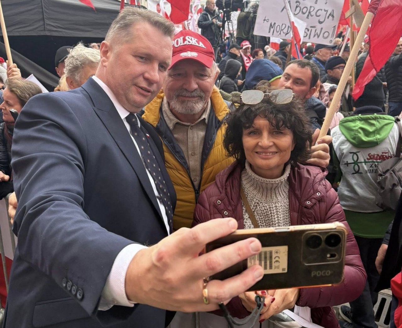 Przemysłąw Czarnek robi selfie ze zwolennikami