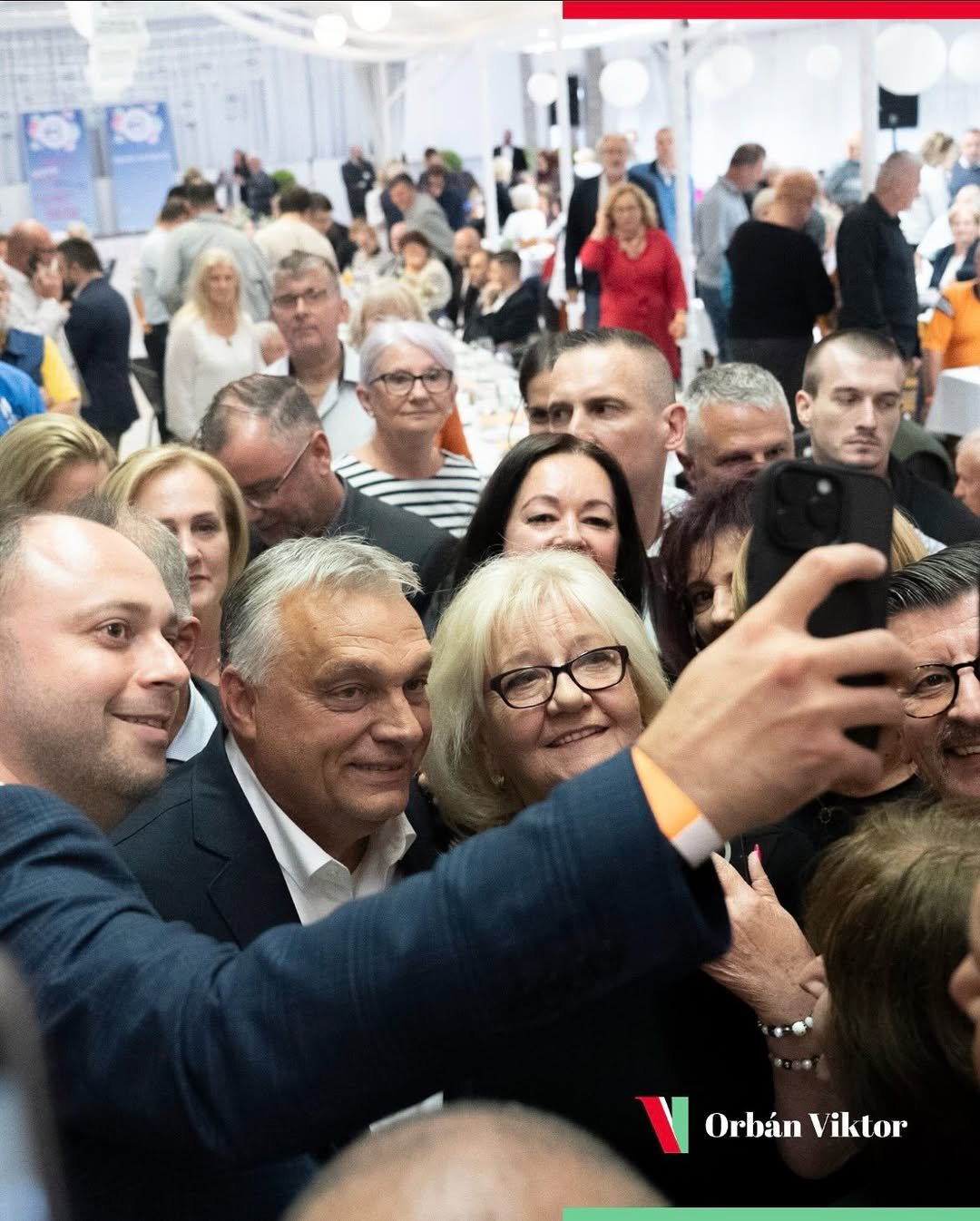 Victor Orban selfie wśród tłumu