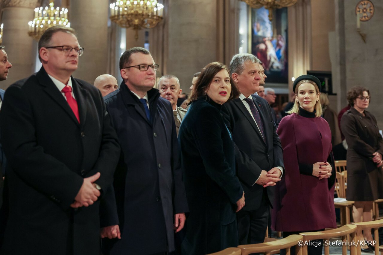 Marta Nawrocka w purpurowej pelerynie w Notre Dame Paryż Francja