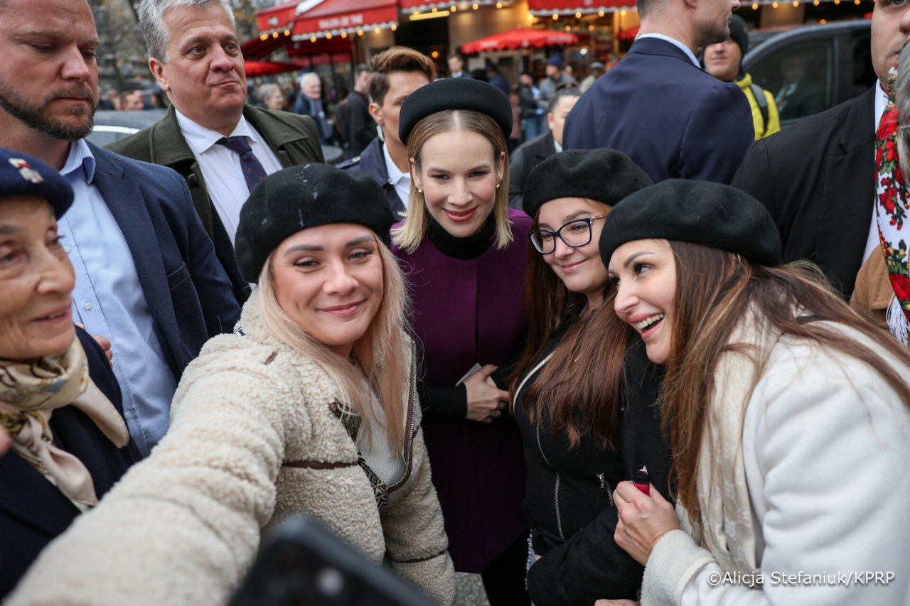 Marta Nawrocka w tłumie przed katedrą Notre Dame Paryż Francja