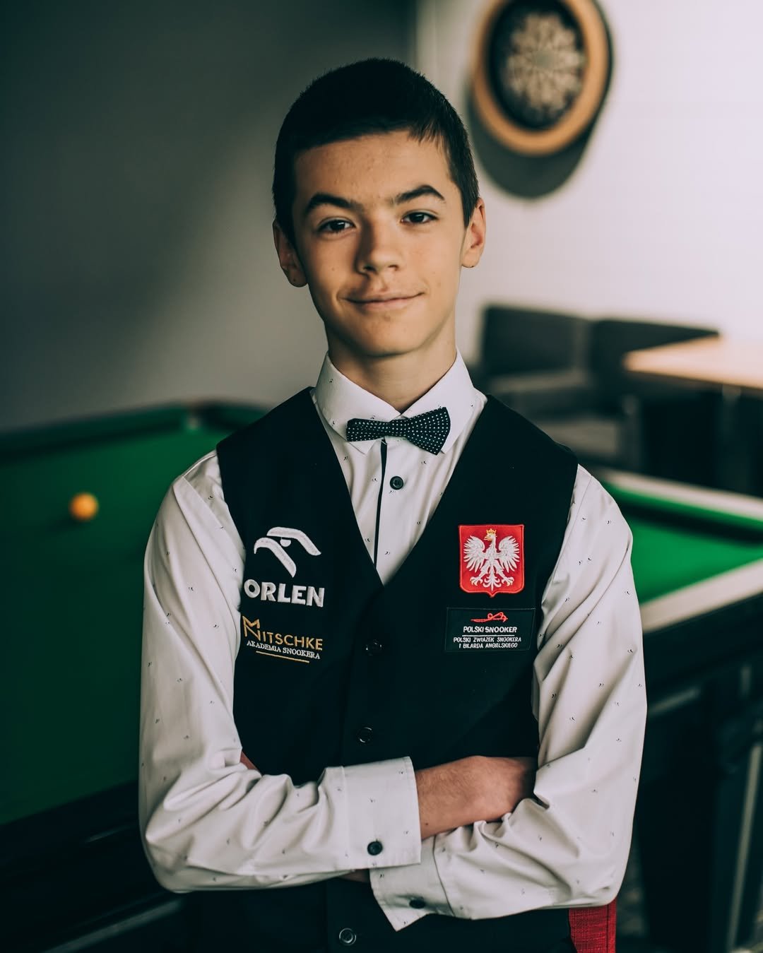 Mchał Szubarczyk uśmiechnięty w koszuli i kamizelce