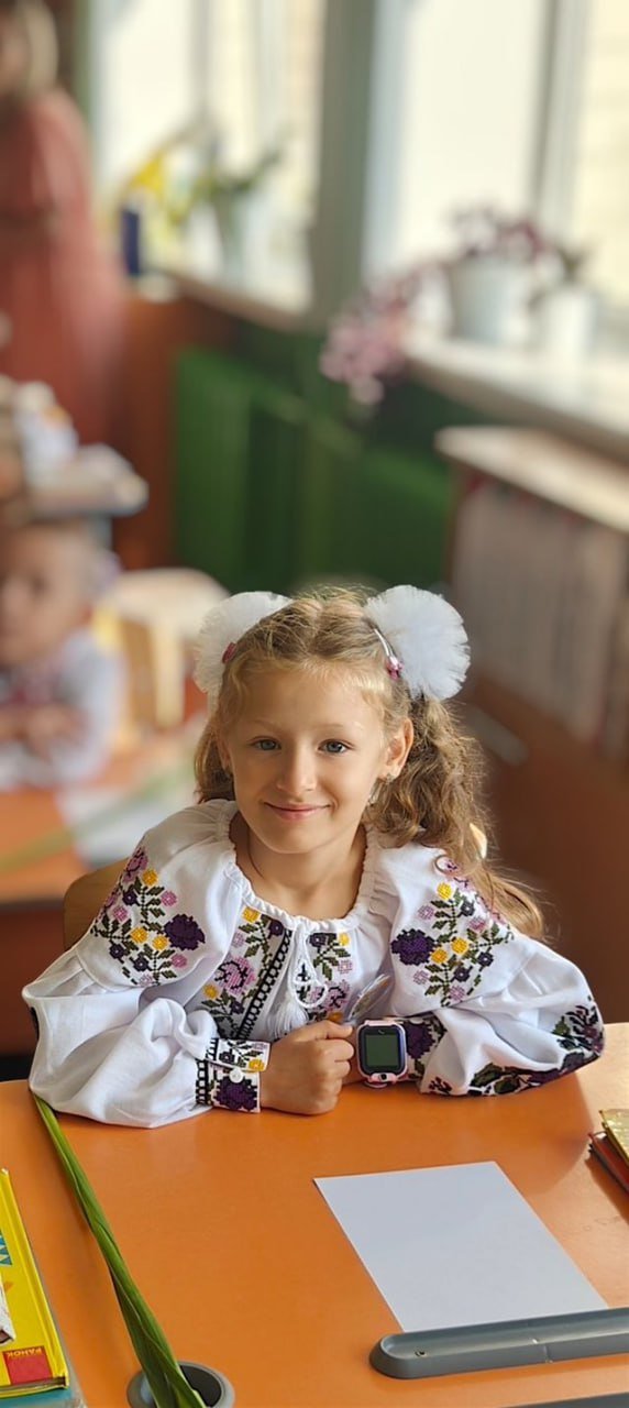 Amelia Grzesko w szkolnej ławce