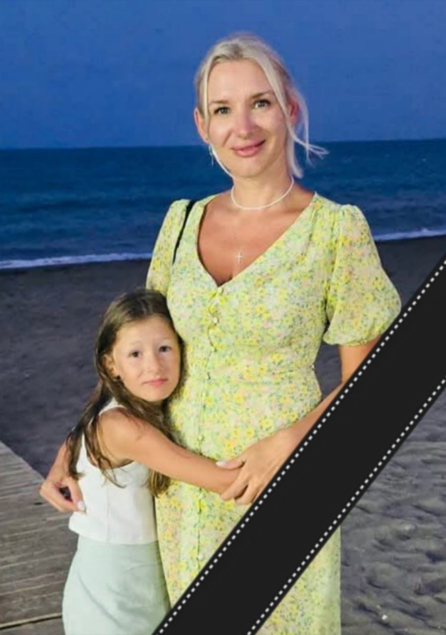 Amleia i Oksana Grzesko uśmiechnięte na plaży