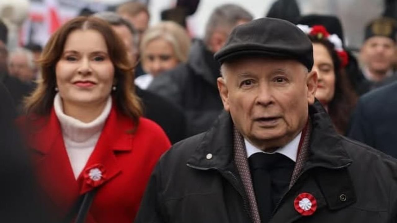 Tajemnicza blondynka nie opuszcza Kaczyńskiego na krok. Prześwietlili "aniołka" prezesa. Ma ogromną władzę