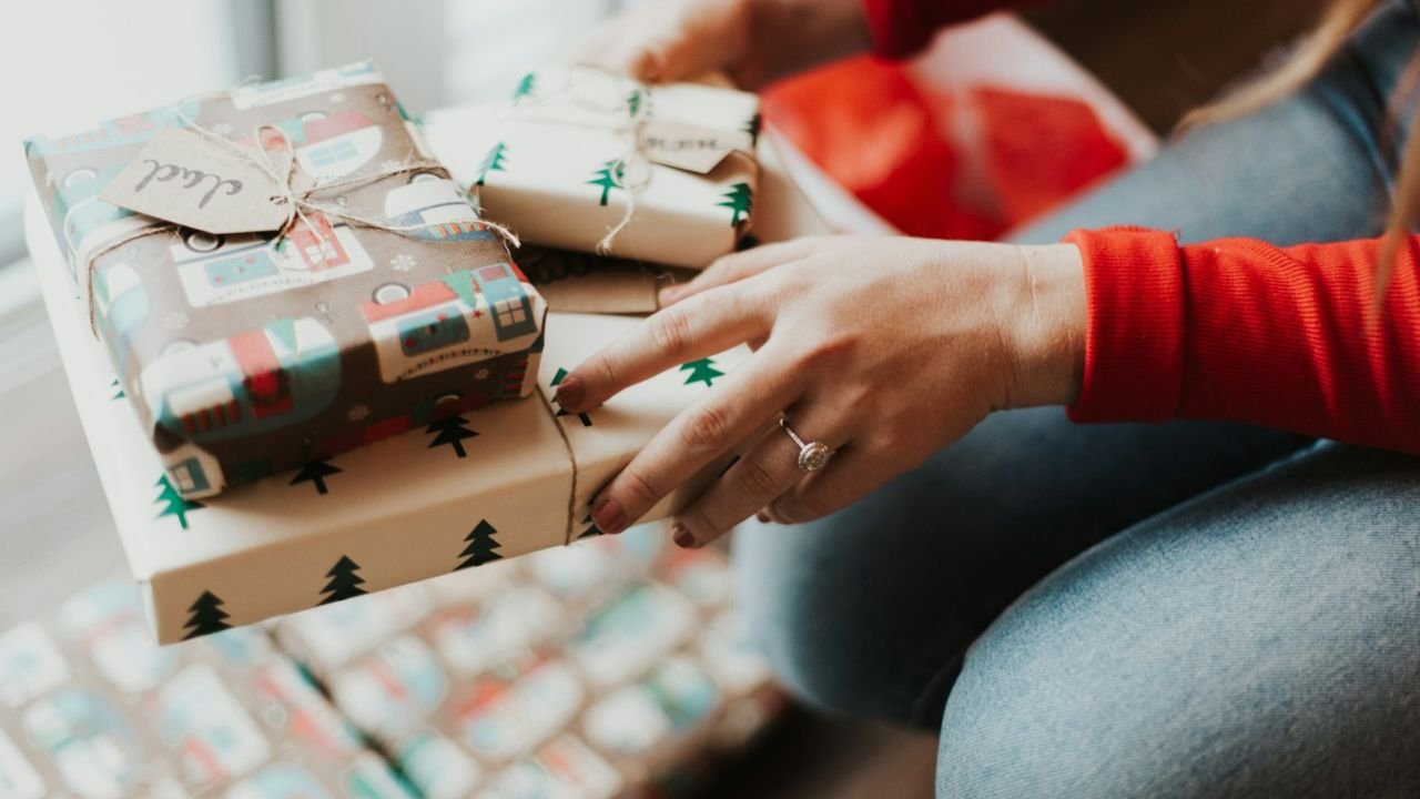 Jaka biżuteria na prezent? Przewodnik po idealnych upominkach i trendach