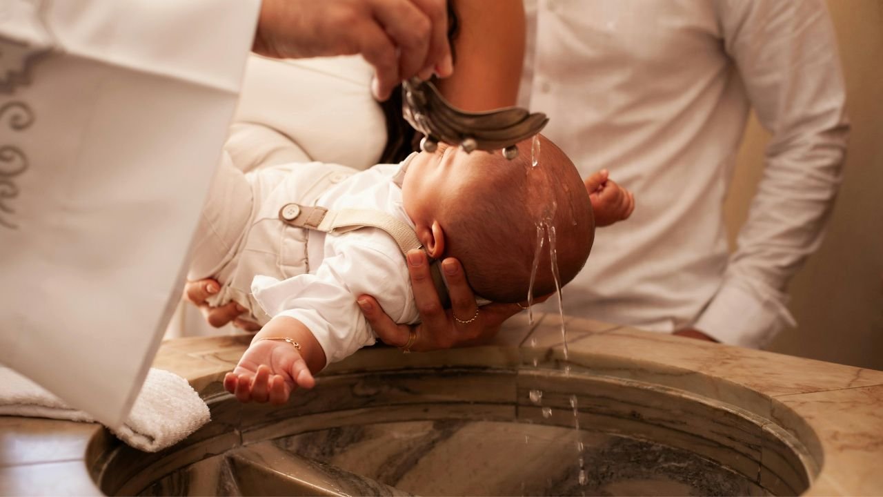 Jest zgoda na chrzest dzieci z in vitro. Biskupi stawiają jednak warunki - dla wielu upokarzające