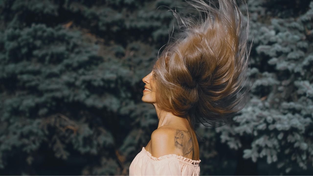 Dermokosmetyki do pielęgnacji włosów i skóry głowy – jak dobrać produkty, które realnie wspierają zdrowie i kondycję fryzury?