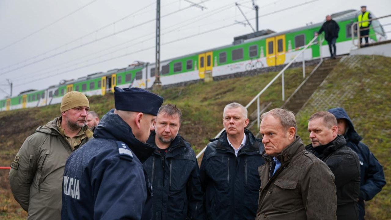 Wojna dotarła do Polski. Tusk po wybuchu na torach: "To bezprecedensowy akt dywersji"