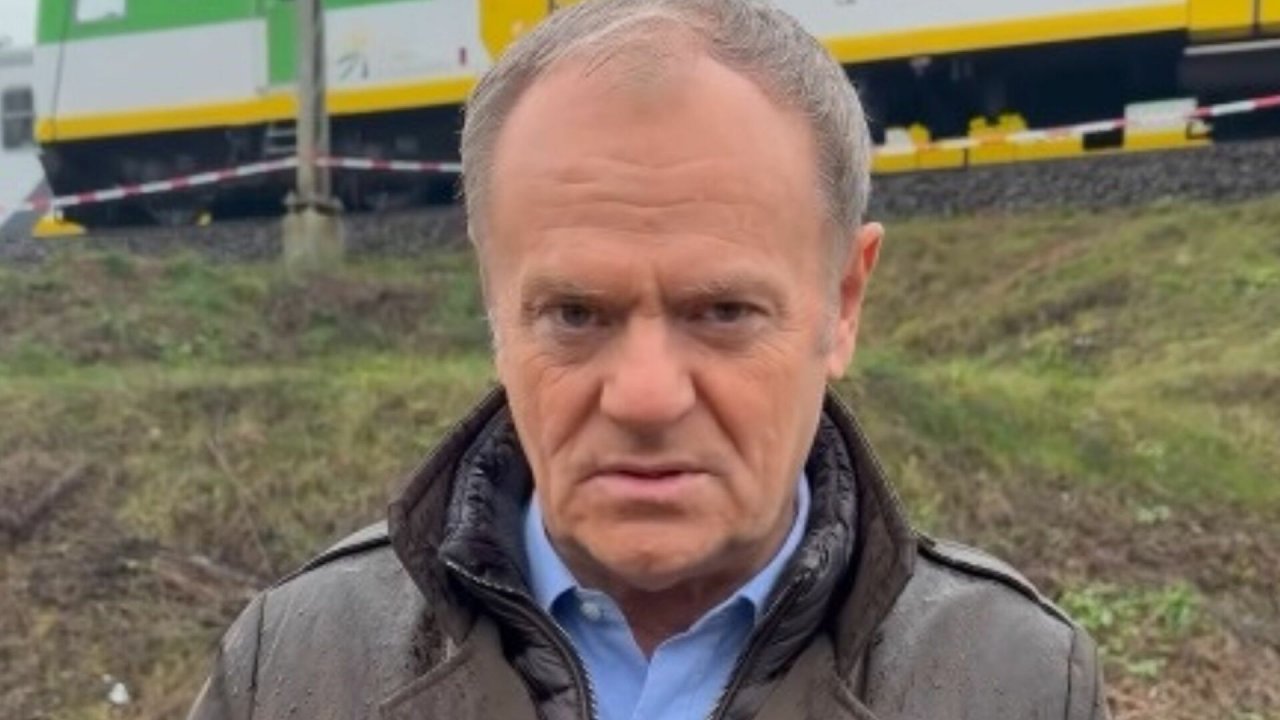 zbliżenie na twarz donalda tuska