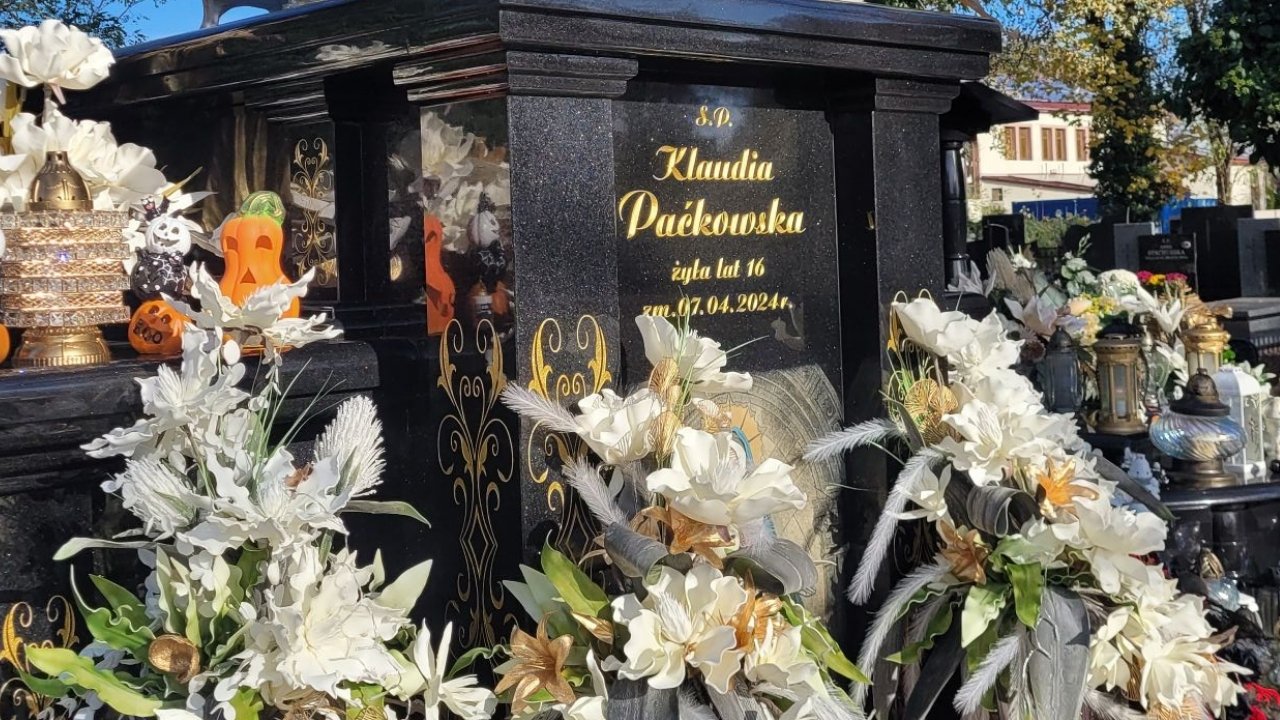 Grób 16-letniej Klaudii wprawia w osłupienie. Nastolatka zginęła pod autem, ale to, co zrobili jej bliscy, przechodzi pojęcie