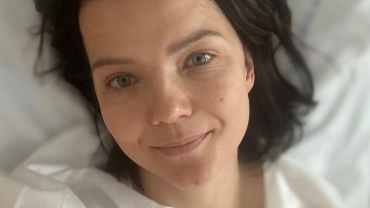 Joanna Jabłczyńska z rozległym opatrunkiem na szyi. Okłamała samą siebie: "Doprowadziłam organizm do takiego stanu" [zdjęcie]