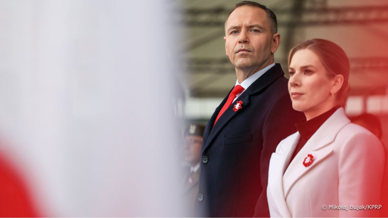 Dłonie obcej kobiety na ręce Nawrockiego. Tego gestu nie dało się ukryć