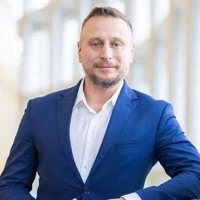 Krzysztof Brejza w niebieskiej marynarce