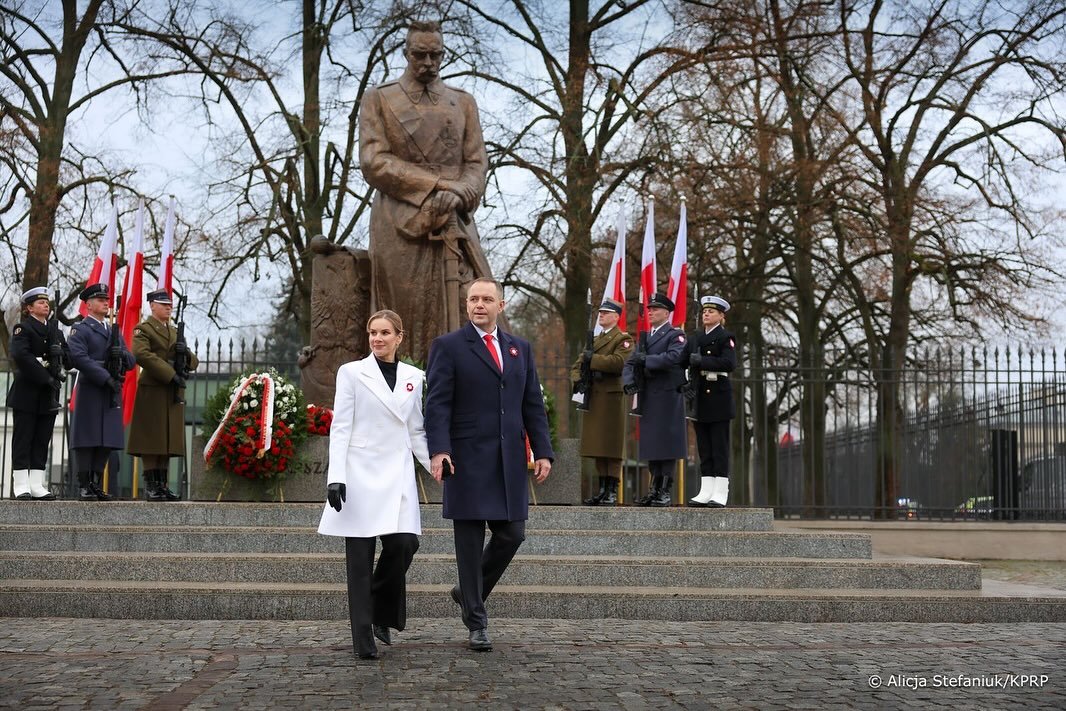 Marta Nawrocka w białym płaszczu