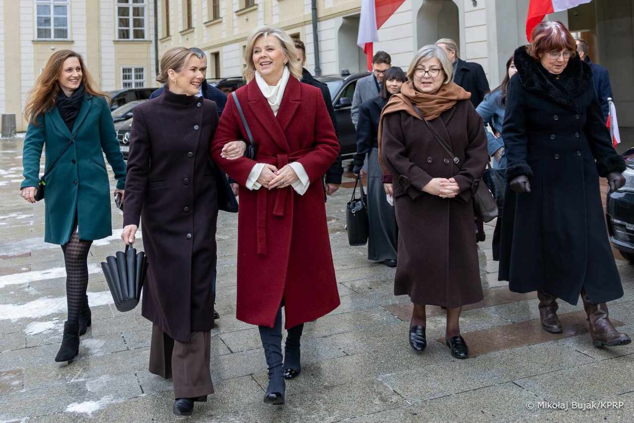 Pierwsze Damy Polski i Czech - Marta Nawrocka w bordowym płaszczu