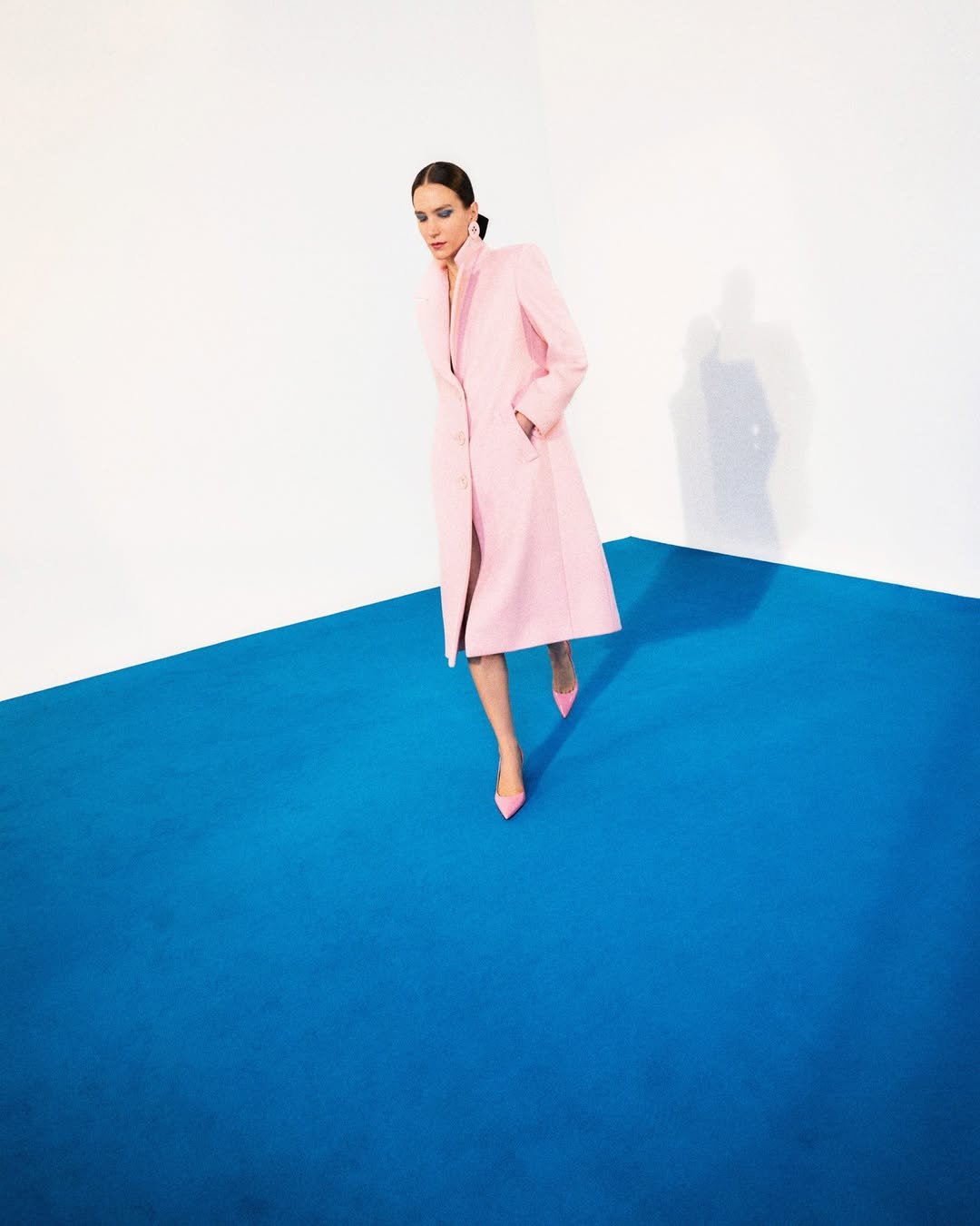 Modelka w ubraniach Caroliny Herrery