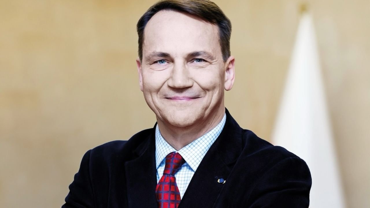 Radosłąw Sikorski ciemny garnitur czerwony krawat